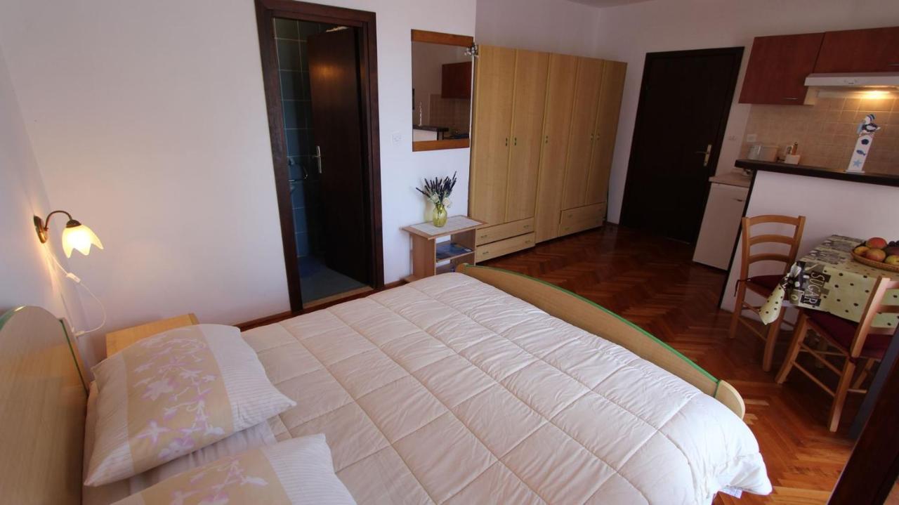 Apartments And Rooms Jelka Malinska Exterior foto